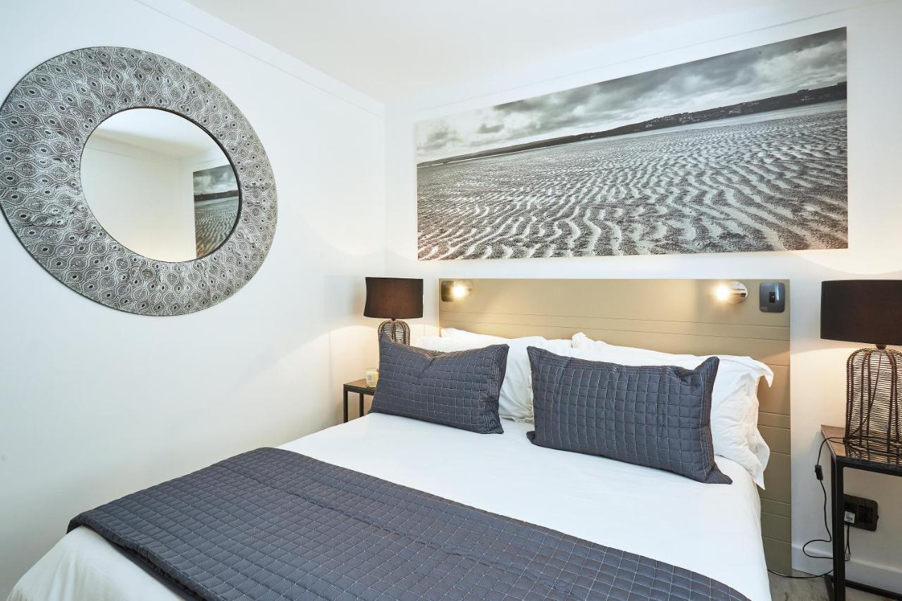 Secure Complex Close To Waterfront Apartment